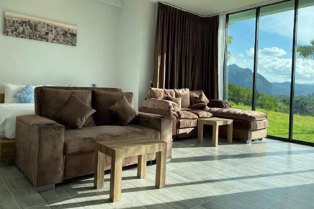 Living area | Flat-screen TV
