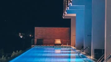 Pool Access Grand Deluxe | Área de estar | TV de tela plana
