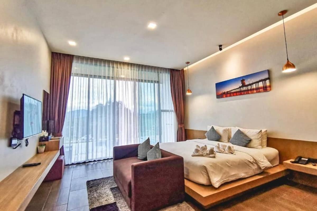 Minibar, blackout drapes, free WiFi, bed sheets