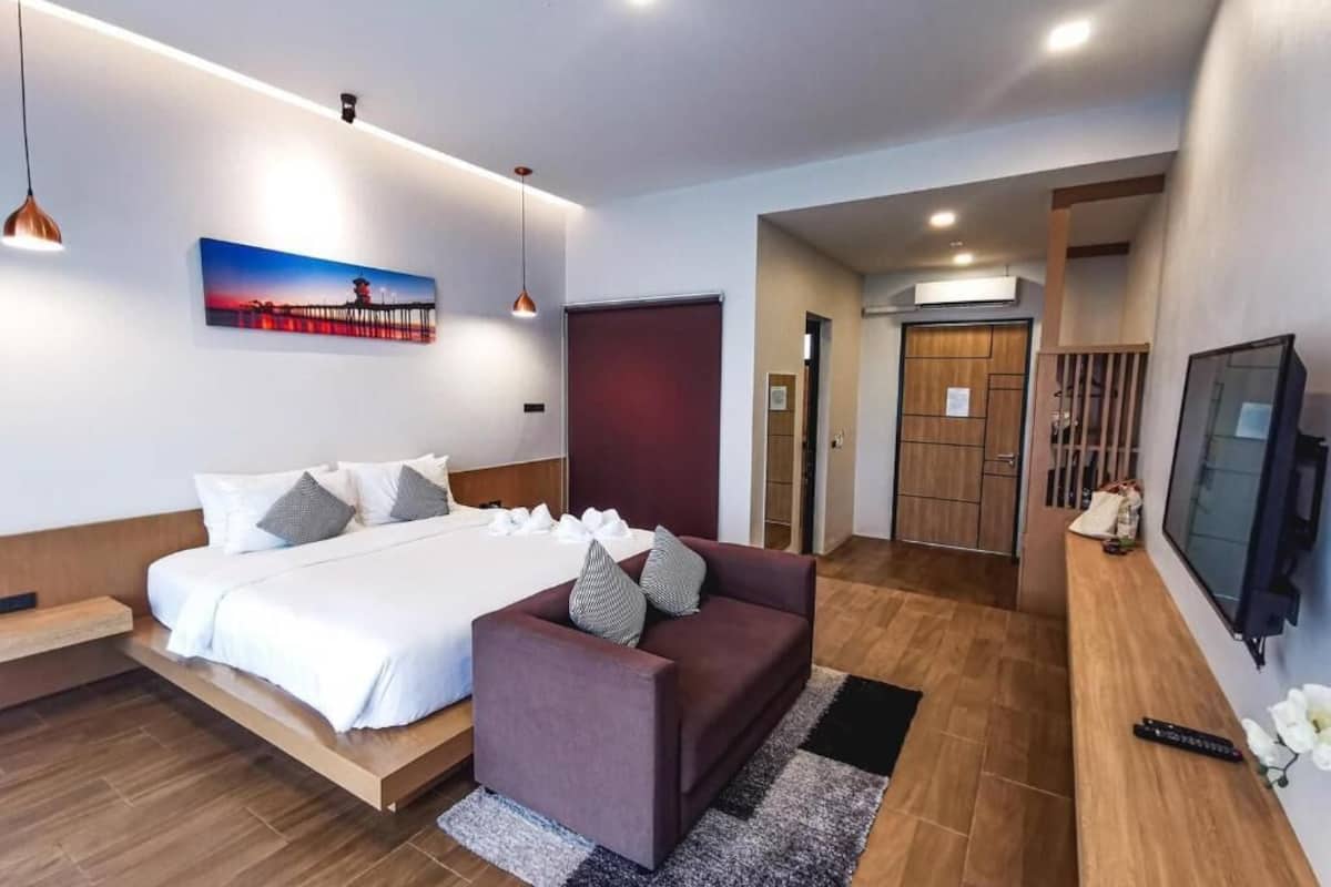 Minibar, blackout drapes, free WiFi, bed sheets