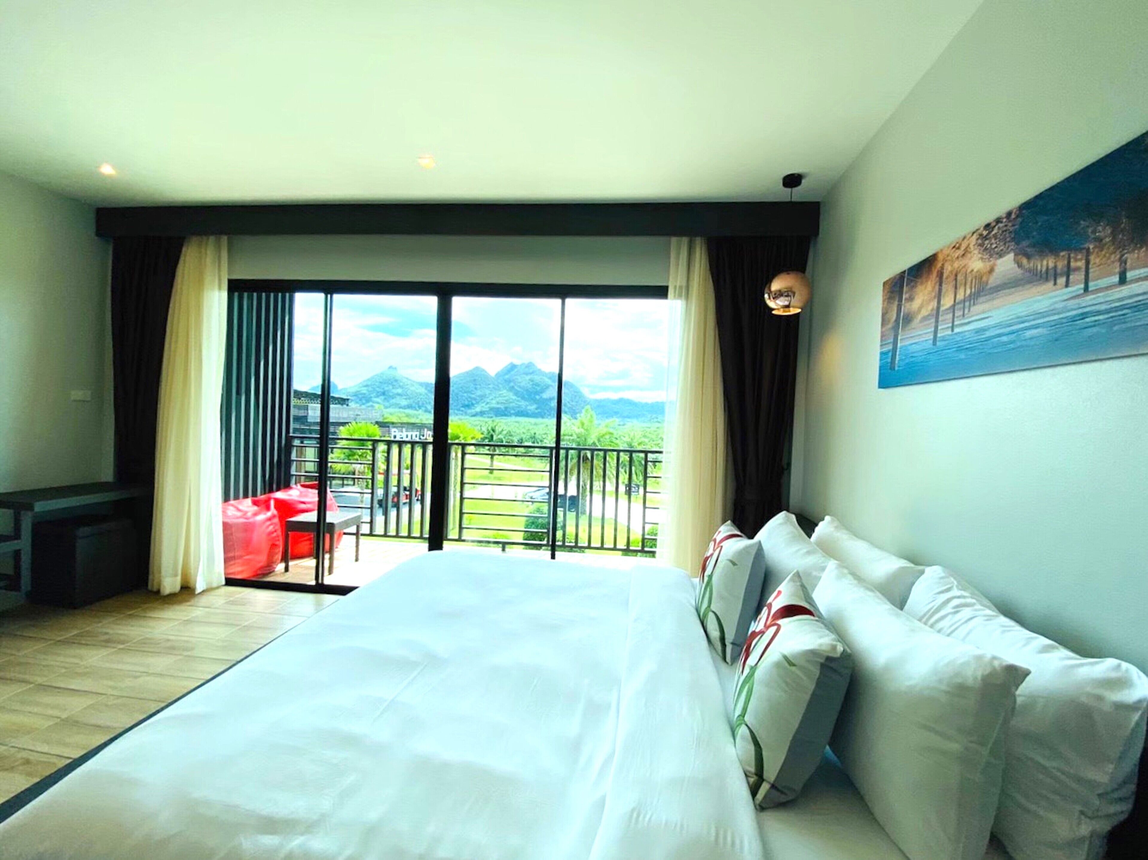 Deluxe Bathtub Mountain | Minibar, blackout curtains, free WiFi, bed sheets