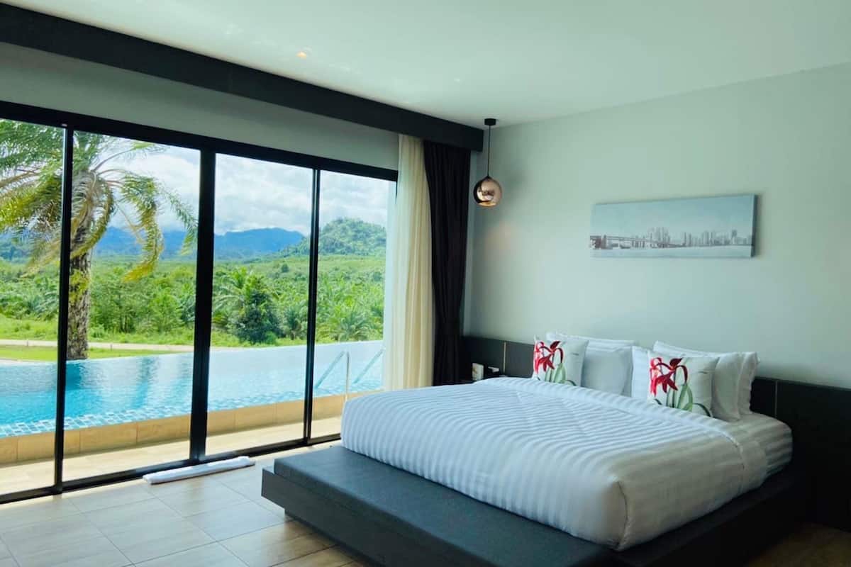 Minibar, blackout drapes, free WiFi, bed sheets