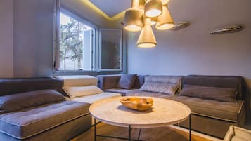 Appartement Sénior, 3 chambres (Acropolis View) | Salle de séjour | Télévision à écran plat, lecteur de DVD