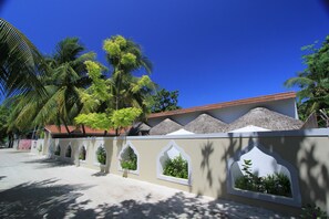 Vista frontal de la propiedad