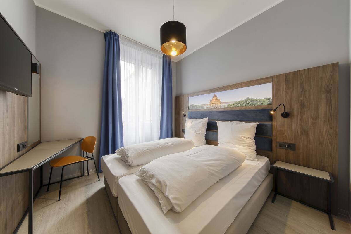 Desk, soundproofing, WiFi (free), bed sheets