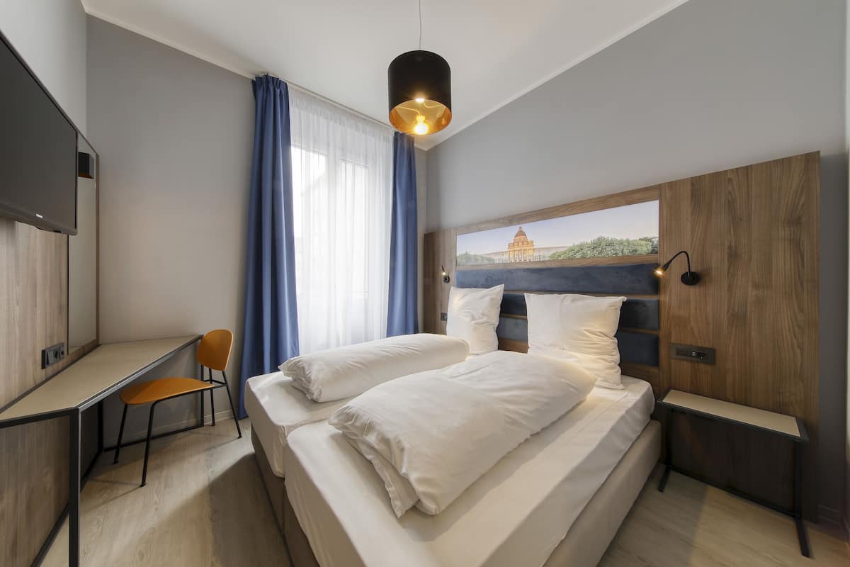 Desk, soundproofing, free WiFi, bed sheets