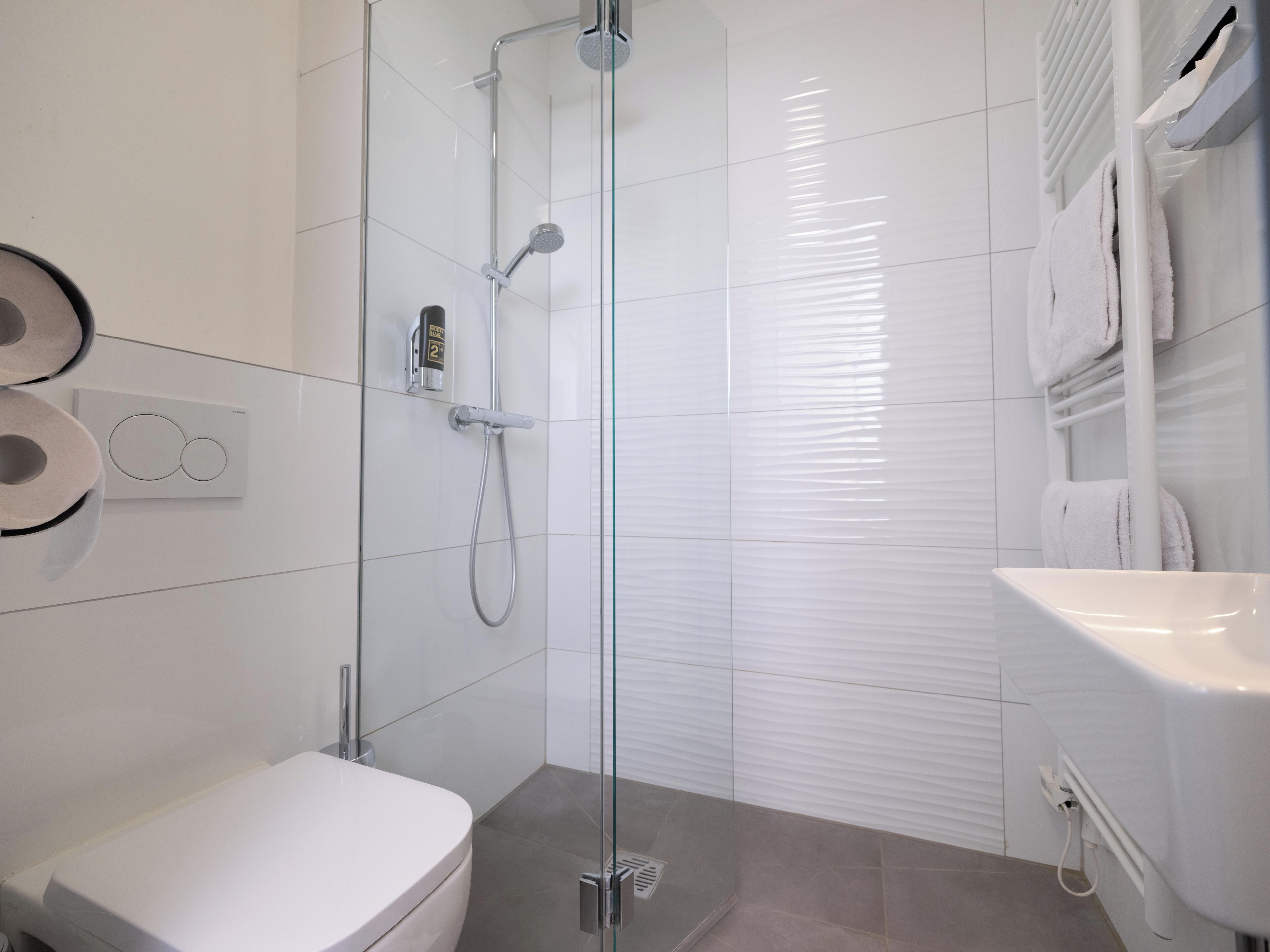 Shower, rainfall showerhead, free toiletries, hair dryer