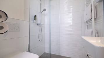 Shower, rainfall showerhead, free toiletries, hair dryer
