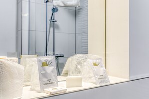 Shower, rainfall showerhead, free toiletries, hair dryer - Smart Stay Hotel Station (Munich)