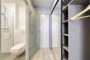 Shower, rainfall showerhead, free toiletries, hair dryer - Smart Stay Hotel Station (Munich)