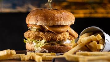 En hamburgare med pommes frites som tillbehör.