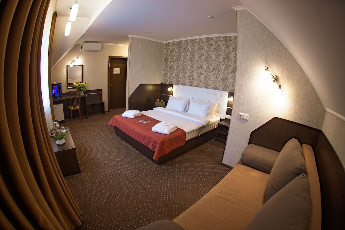 Premium bedding, minibar, in-room safe, desk