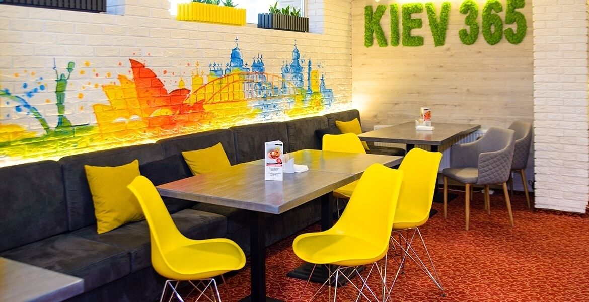 حيث تُقدم وجبات الإفطار، الغداء، العشاء، الأطباق الأوروبية الحديثة