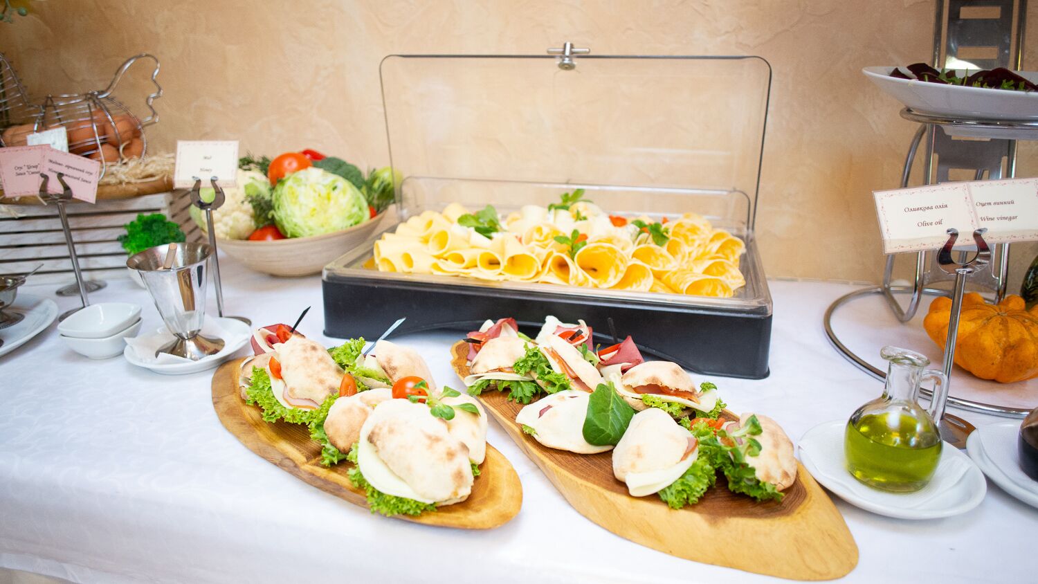 Buffet com massas, saladas e pães.