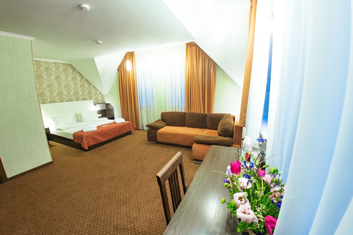 Premium bedding, minibar, in-room safe, desk