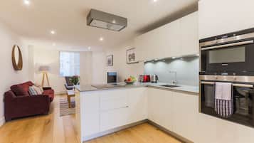 Apartment, 1 Bedroom | Private kitchen | Full-sized fridge, microwave, oven, stovetop