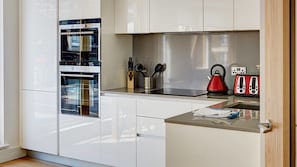 Combined shower/tub, hair dryer - Lambeth North One (London)