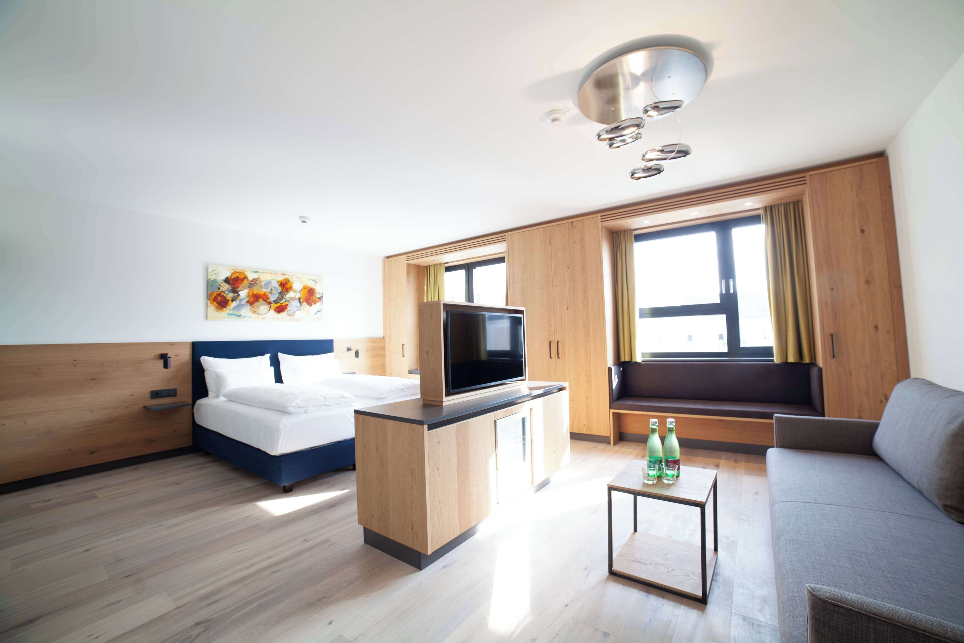 Studiosuite, 1 Doppelbett und Schlafsofa, Badewanne (with Sofabed) | Allergikerbettwaren, Zimmersafe, Schreibtisch