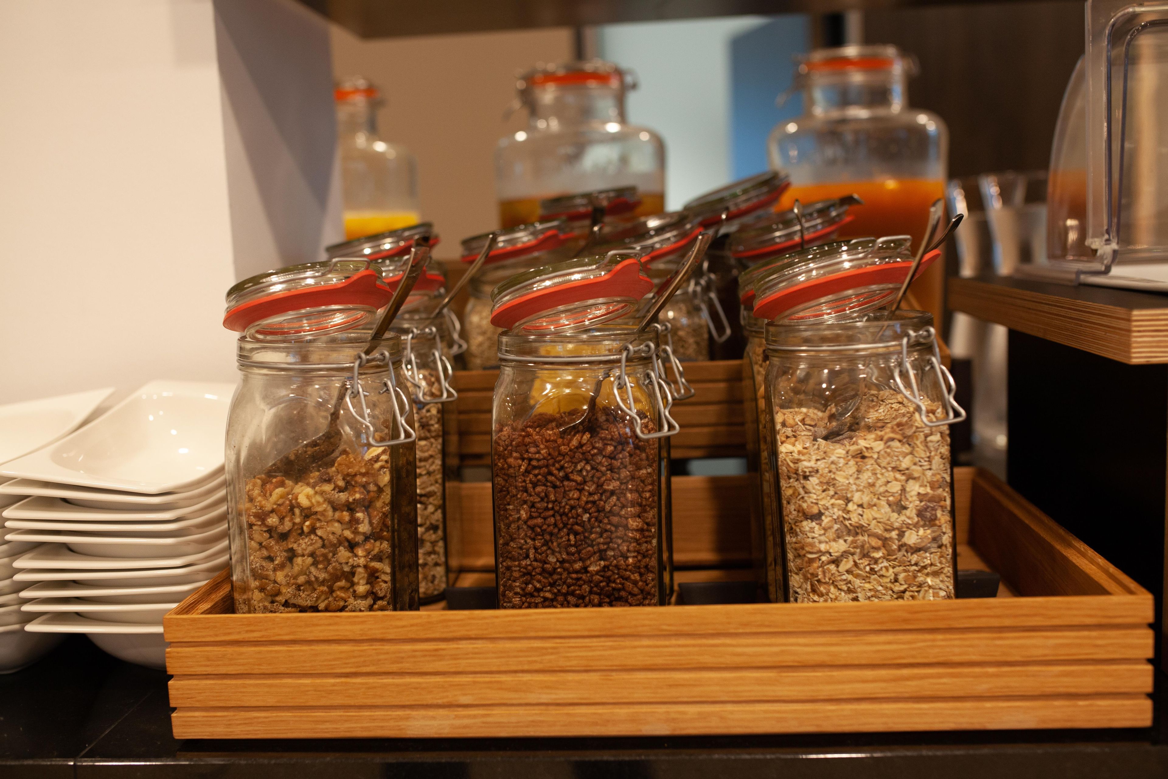Ein Frühstücksbuffet mit verschiedenen Speisen in Glasbehältern.