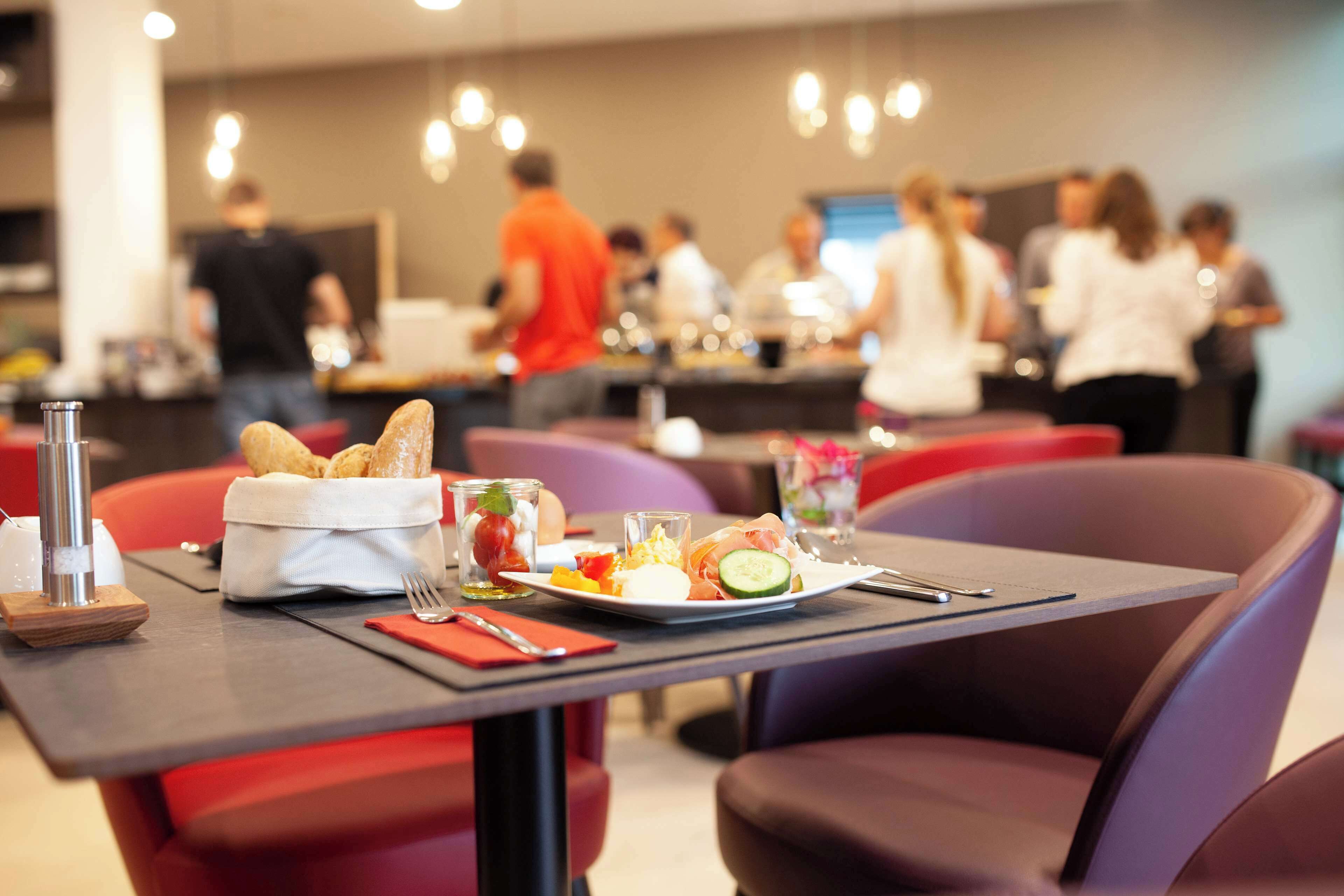 Desayuno buffet (EUR 22 por persona) 