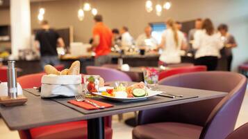 Desayuno buffet (EUR 22 por persona)