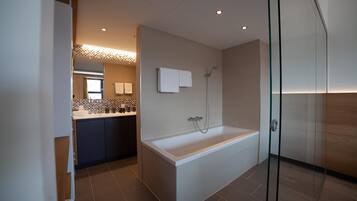 Studio suite, 1 tweepersoonsbed met slaapbank, bad (with Sofabed) | Badkamer | Een douche, gratis toiletartikelen, een haardroger, handdoeken