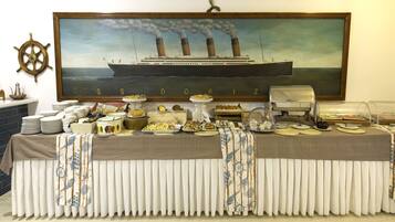 Desayuno buffet todos los días (con cargo)
