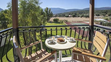 Twin or double STANDARD room with Mountain view | Terrasse/Patio