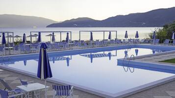 Piscine extérieure, parasols de plage, chaises longues