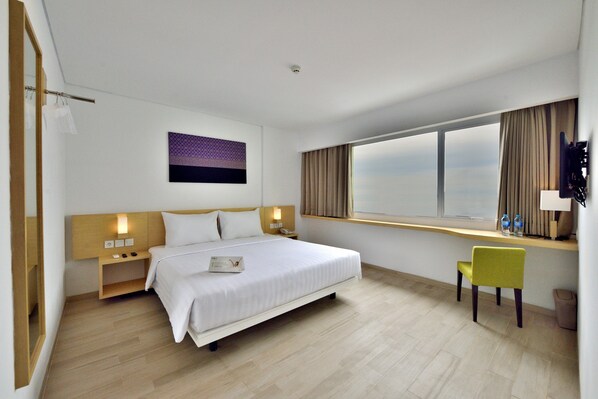 In-room safe, desk, free WiFi - Whiz Prime Hotel Sudirman Pekanbaru (Pekanbaru)