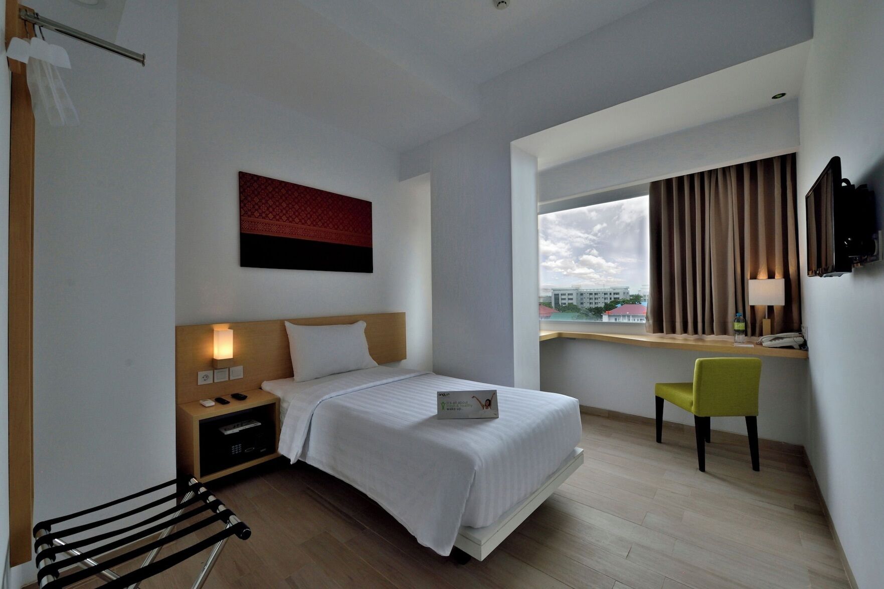 In-room safe, desk, free WiFi