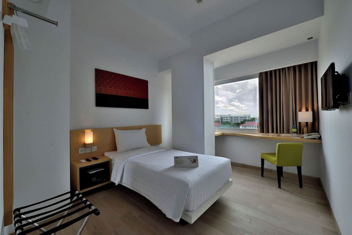 In-room safe, desk, free WiFi