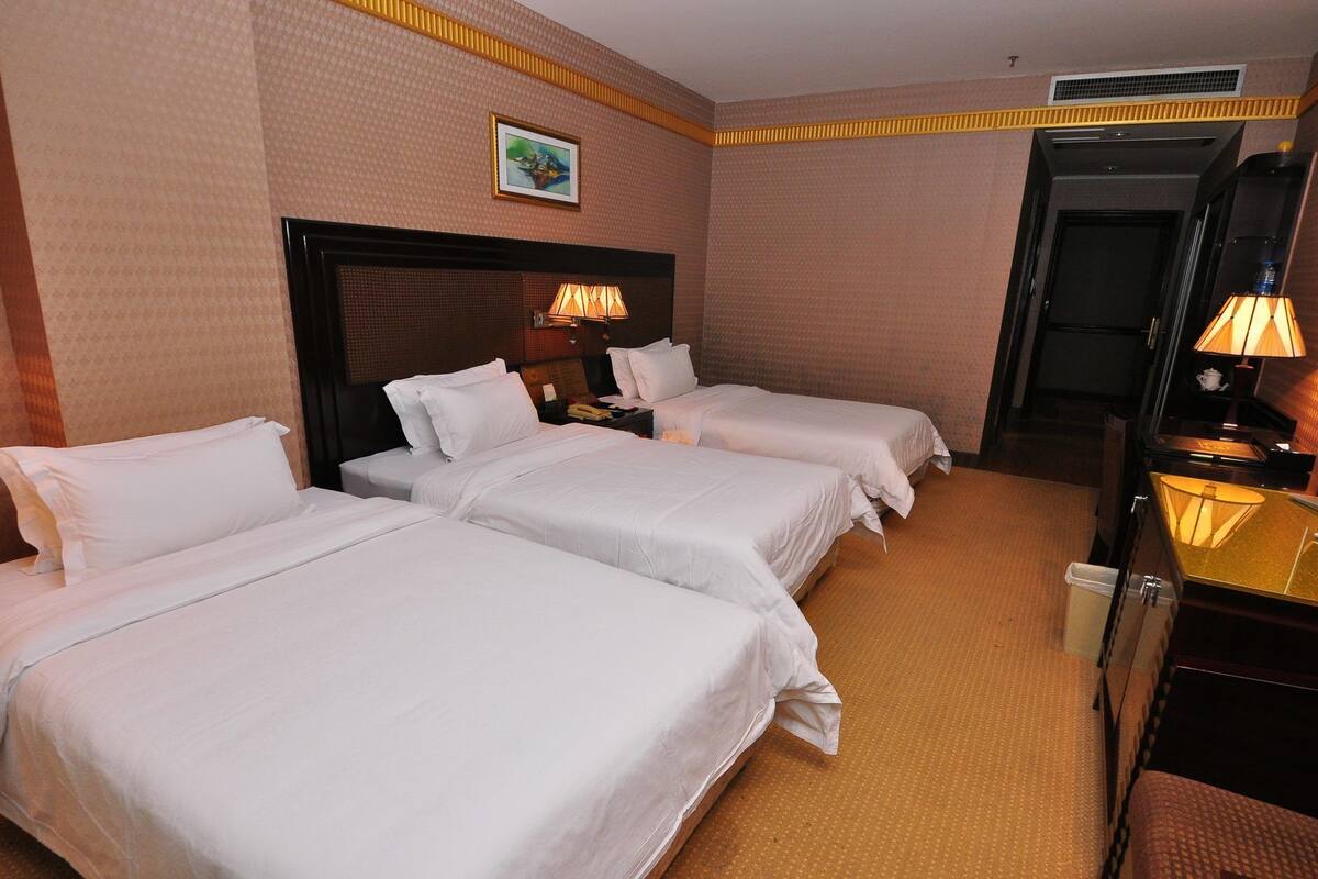 Triple Room | Minibar, in-room safe, desk, blackout drapes
