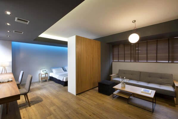 Family Suite (P1) | Desk, laptop workspace, soundproofing, free cribs/infant beds - Pi Athens (Athens)