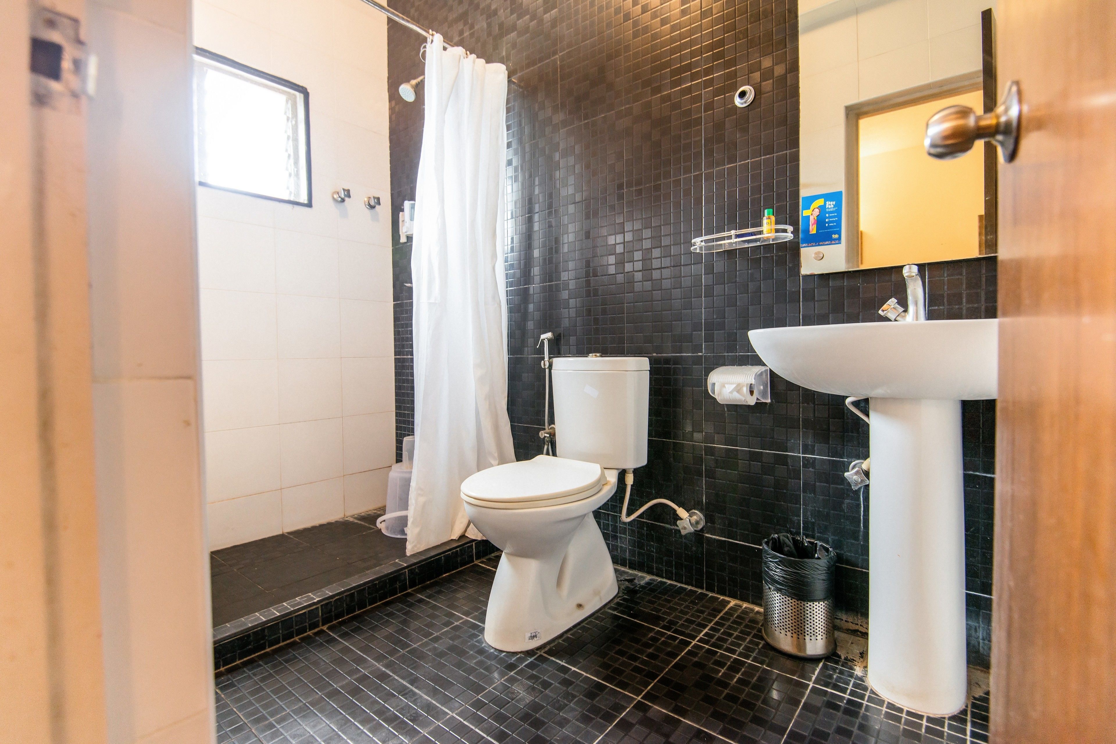 Double Room | Bathroom | Shower, rainfall showerhead, free toiletries