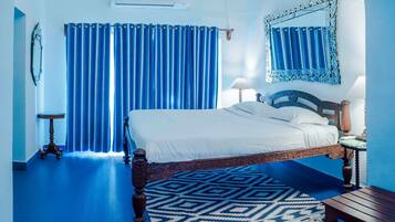 Heritage Smart | Minibar, desk, iron/ironing board, bed sheets