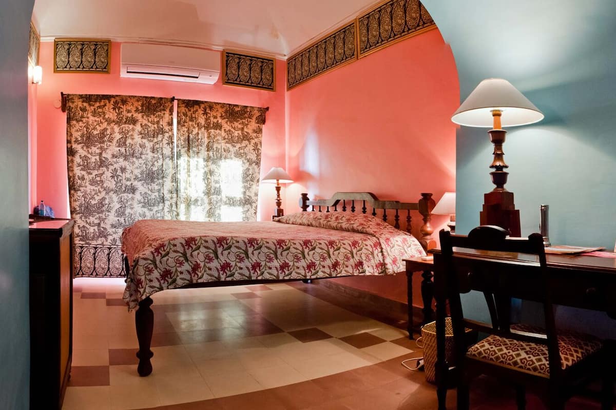 Heritage Comfort | Minibar, desk, iron/ironing board (on request), bed sheets