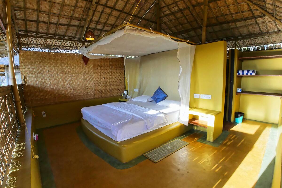 Standard Cottage, 1 King Bed | Living area