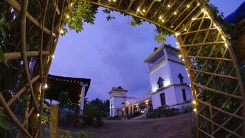 Façade de l’hébergement - soirée/nuit
