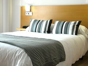 Chambre Double ou avec lits jumeaux | Literie de qualité supérieure, lits bébé (en supplément), Wi-Fi gratuit