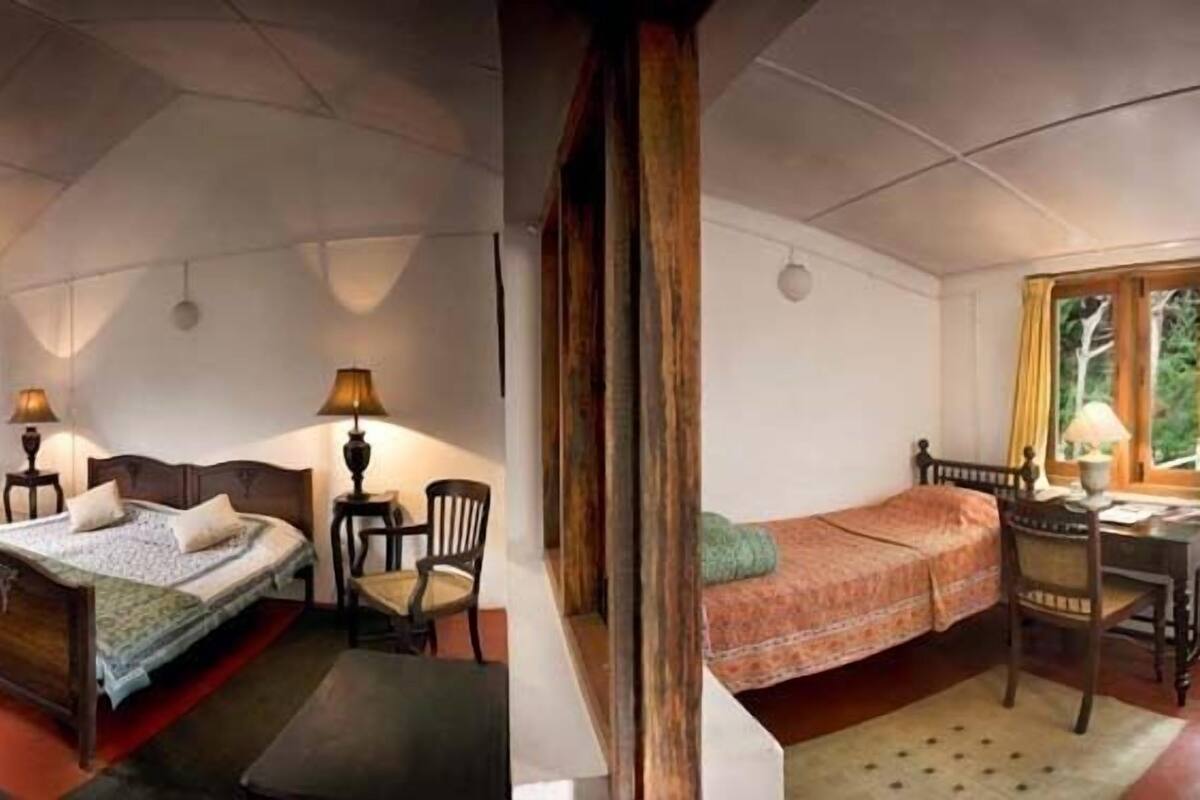 Una habitación con cama, escritorio, silla y ventana.