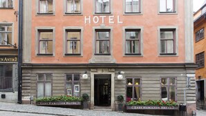 En hotellfasad med en skylt som visar texten ”HOTEL” och ”Lady Hamilton Hotel” ovanför ingången.