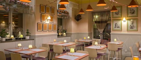Se ofrece un desayuno bufé (150.00 SEK por persona)