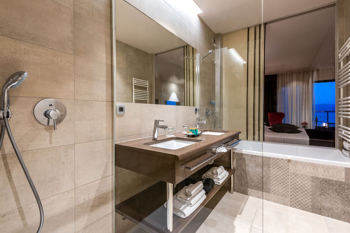 deluxe double or twin room, balcony, sea view | bathroom | separate bathtub and shower, free toiletries, hair dryer, bathrobes