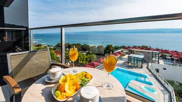 Premium kamer, 1 twee- of 2 eenpersoonsbedden, balkon, uitzicht op zee | Uitzicht op strand/zee