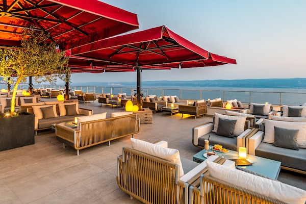 2 bars/lounges, poolside bar
