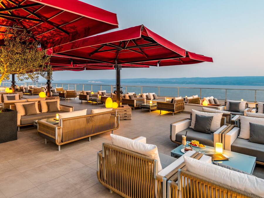 2 Bars/Lounges, Poolbar