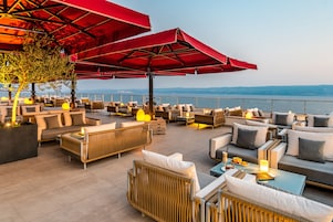 2 bares, bar junto a la piscina