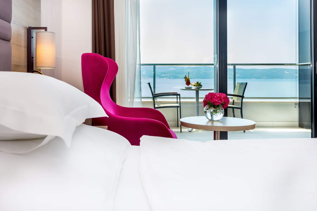 deluxe double or twin room, balcony, sea view | hypo-allergenic bedding, minibar, in-room safe, desk