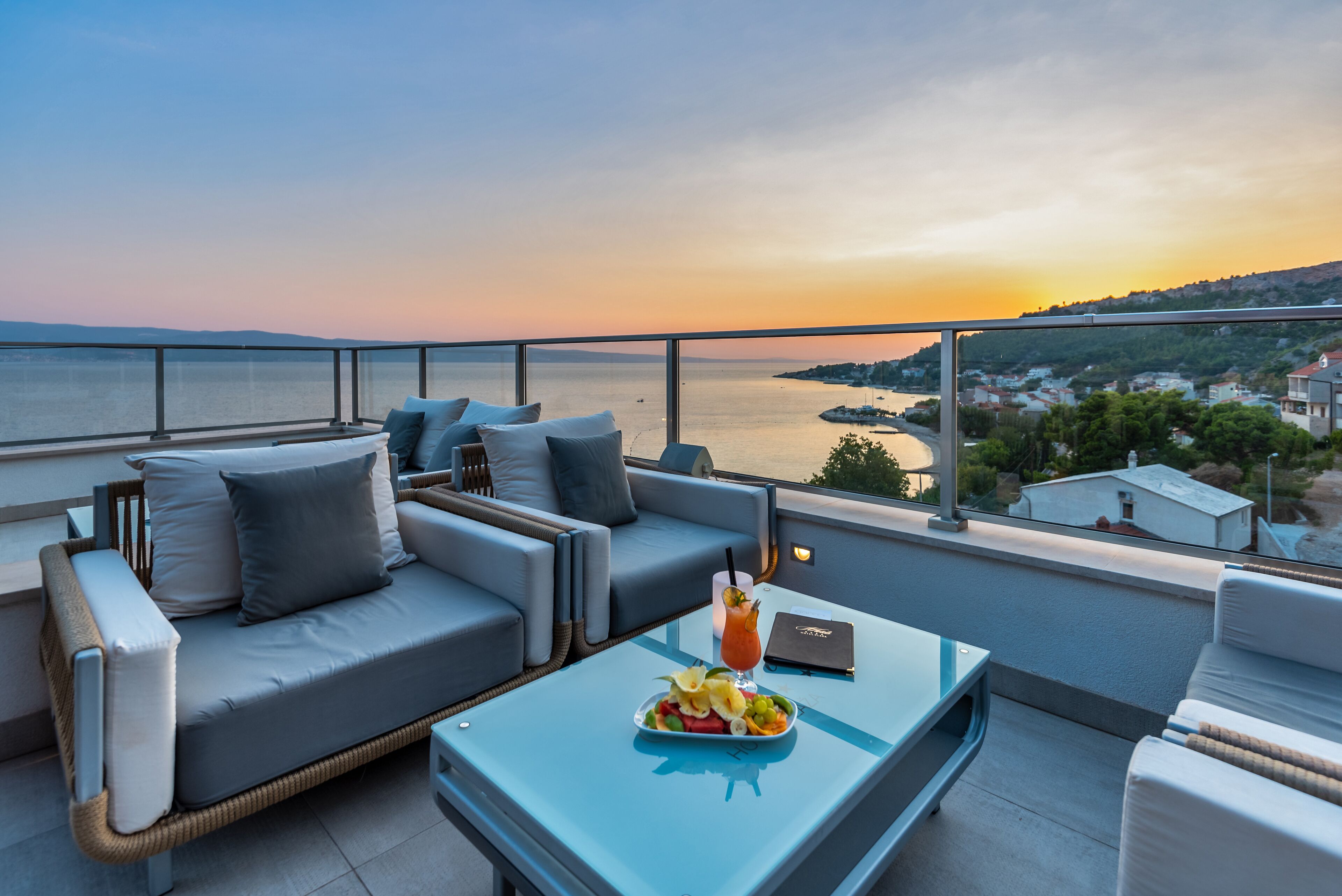 2 bars/lounges, poolside bar